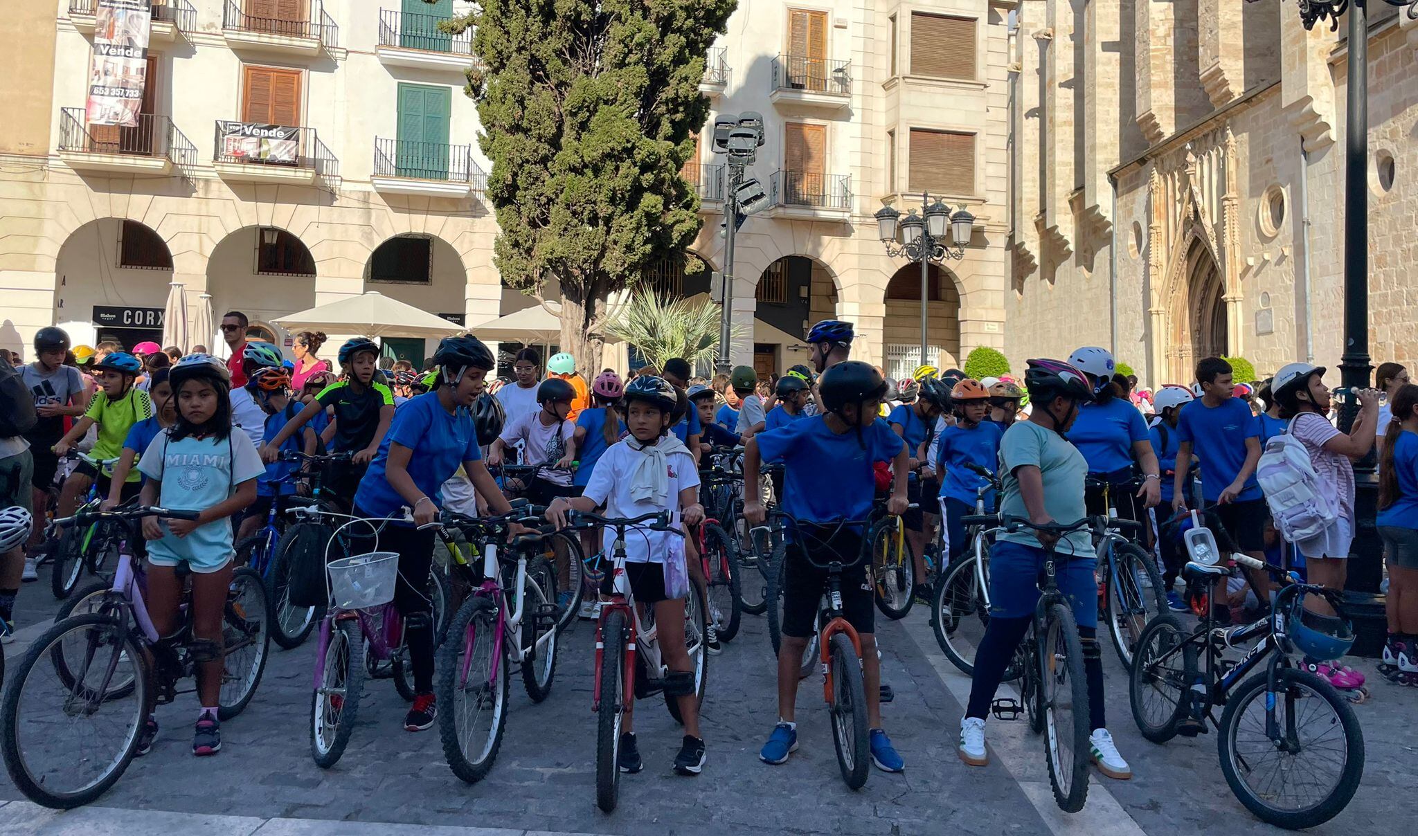 Alumnado de Gandia en la Plaza del Ayuntamiento por la Semana de la Movilidad
