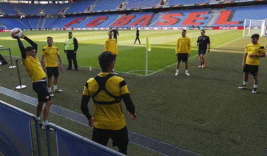 Los jugadores del Sevilla FC durante el entrenamiento en la tarde del martes en el estadio St. Jakob Park de Basilea (Suiza)