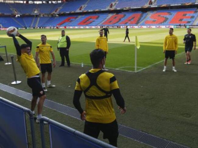 Los jugadores del Sevilla FC durante el entrenamiento en la tarde del martes en el estadio St. Jakob Park de Basilea (Suiza)