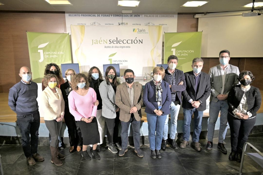 Foto de familia con representantes de la Diputación Provincial y las entidades premiadas