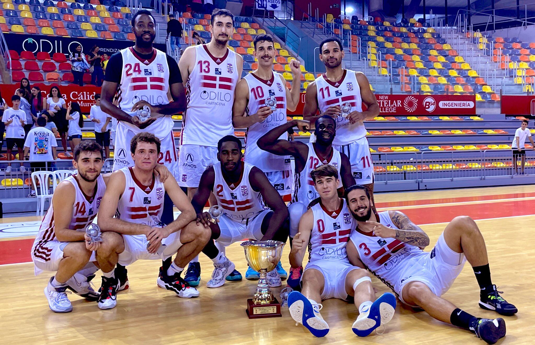 La plantilla del Odilo Cartagena posa con el trofeo