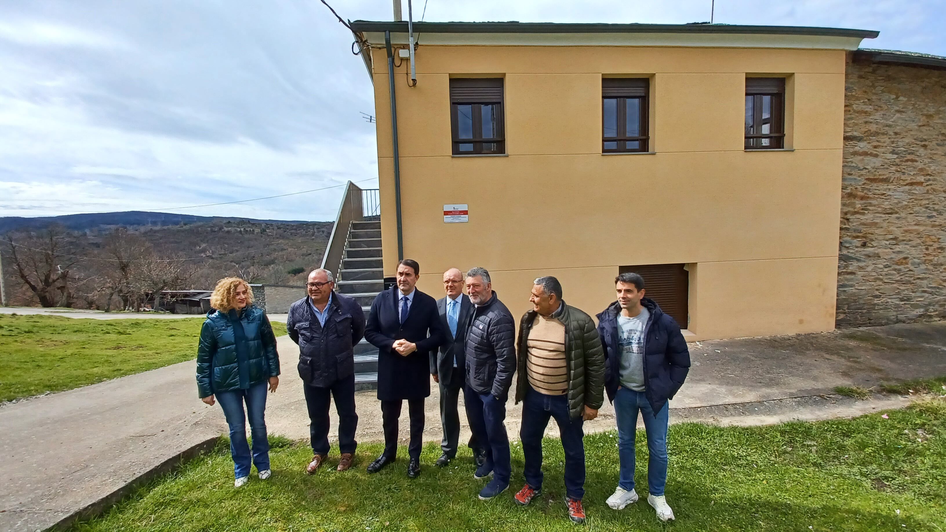 El consejero de Vivienda de la Junta junto a la vivienda rehabilitada en Sorbeda del Sil