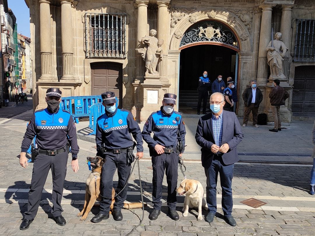 Los perros que forman la patrulla canina de Policía Municipal de Pamplona junto con tres agentes y el alcalde Enrique Maya.