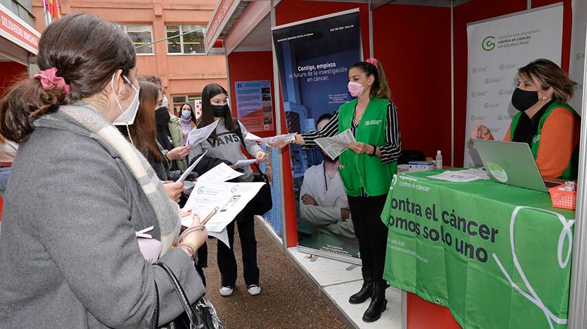 Estudiantes visitan los stands del I Foro de Voluntariado Universitario