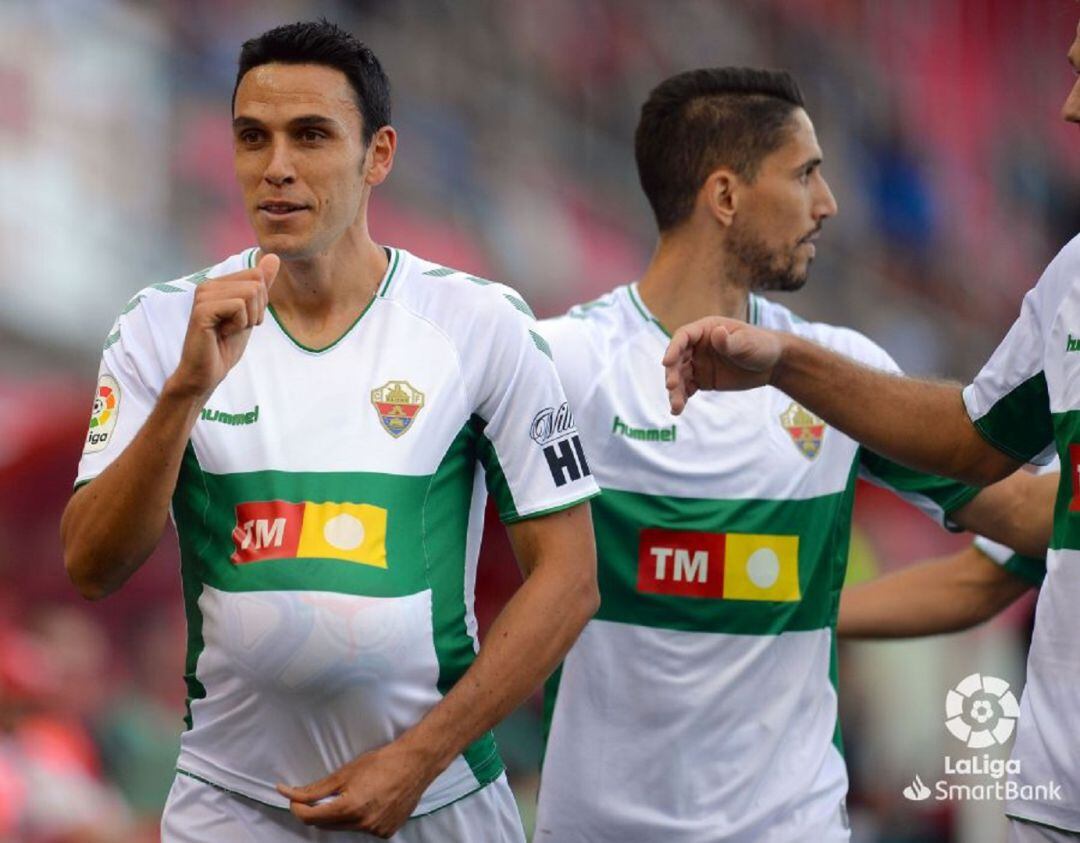 Ramón Folch celebra el gol del Elche con el balón debajo de la camiseta