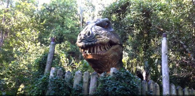 Recreación de un dinosaurio en el Centro de acogida de la fauna silvestre &#039;Karpin Aventura&#039; de Karrantza