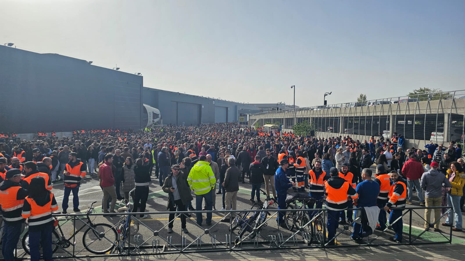 Concentración a las puertas de Airbus Getafe para pedir la readmisión de un trabajador