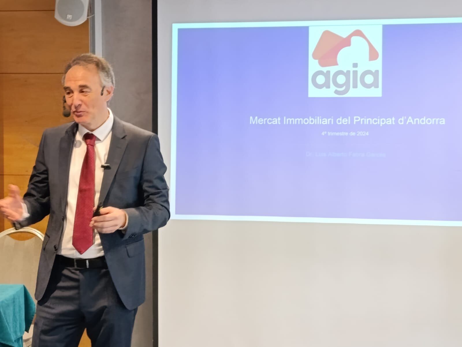 El director de càtedra en  mercat immobiliari de la Universitat de Saragossa, Luís Albert Fabra, a presentat l&#039;estudi del segon semestre de l&#039;any passat, encarregat per l&#039;AGIA