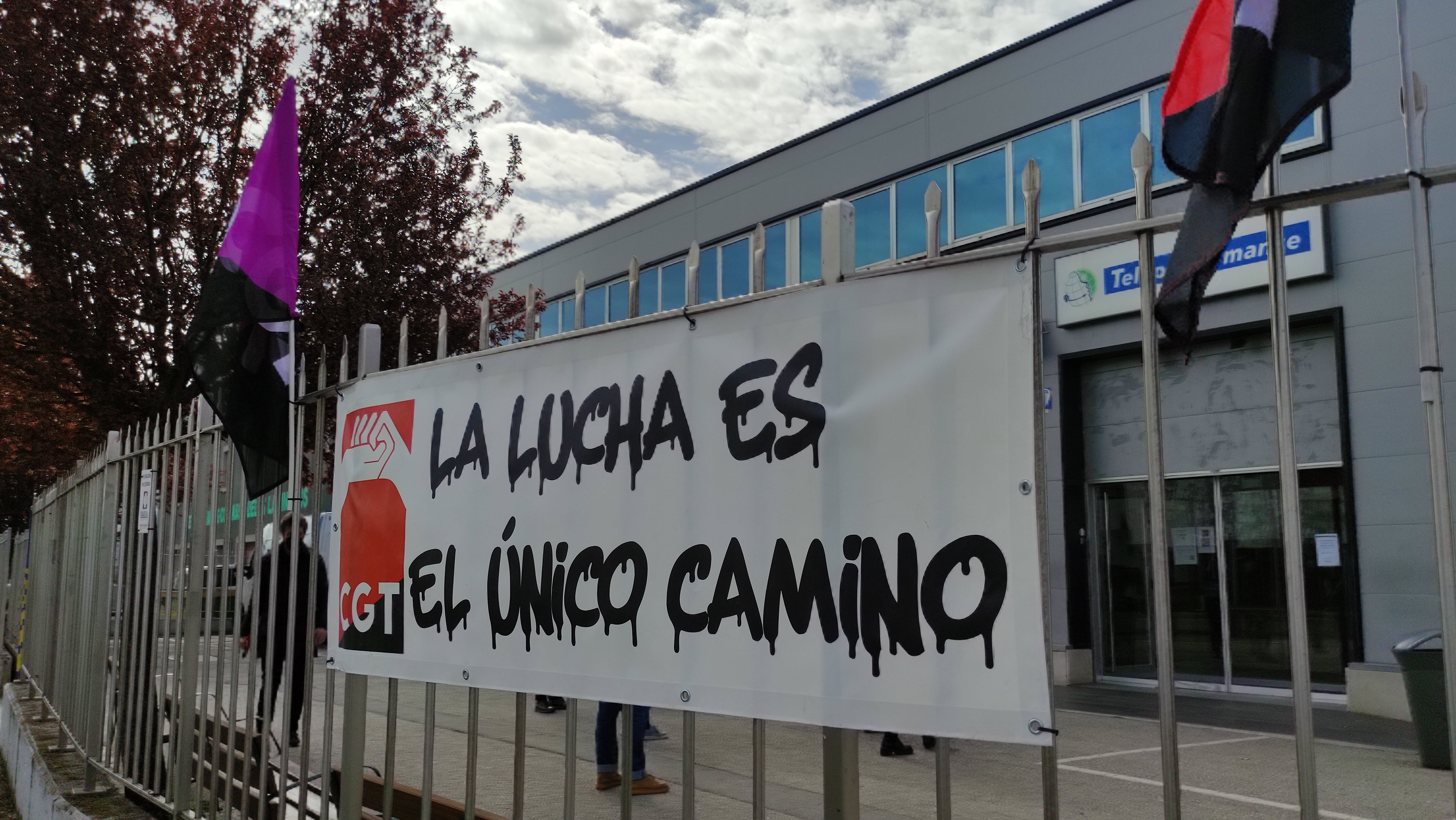 Una pancarta presidía la concentración de delegados de CGT en Teleperformance