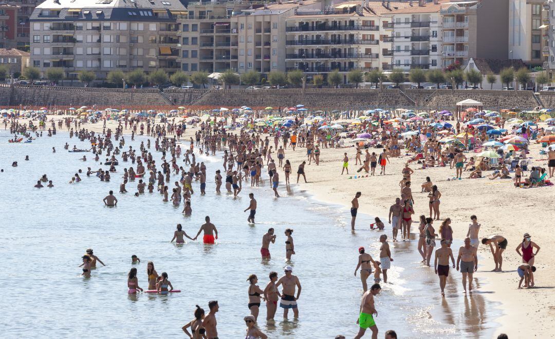 Bañistas en la playa de Sanxenxo.