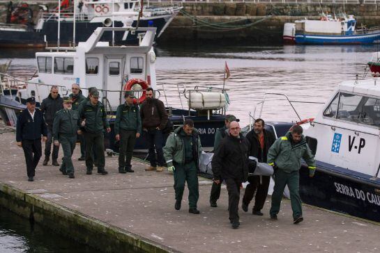Llegada al puerto de Ribeira del cuerpo de Germán Fernández, patrón del barco bateeiro Paquito II hundido.