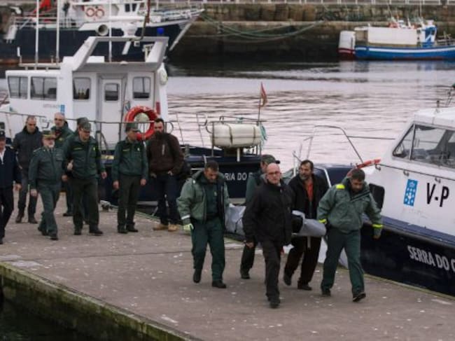 Llegada al puerto de Ribeira del cuerpo de Germán Fernández, patrón del barco bateeiro Paquito II hundido.
