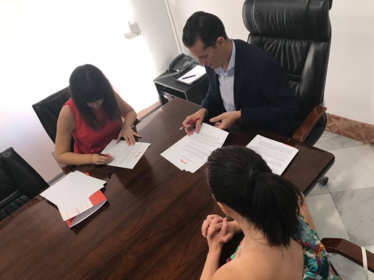 Elda firma el convenio de colaboración con Gatitos en Apuros