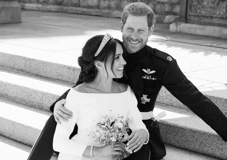 El duque y la duquesa de Sussex han compartido tres fotografías oficiales de su boda.