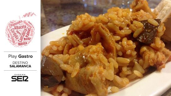 La chamfaina (arroz con casquería de cordero) es, junto al farinato y el hornazo, una de las especialidades más típicas de la gastronomía salmantina.