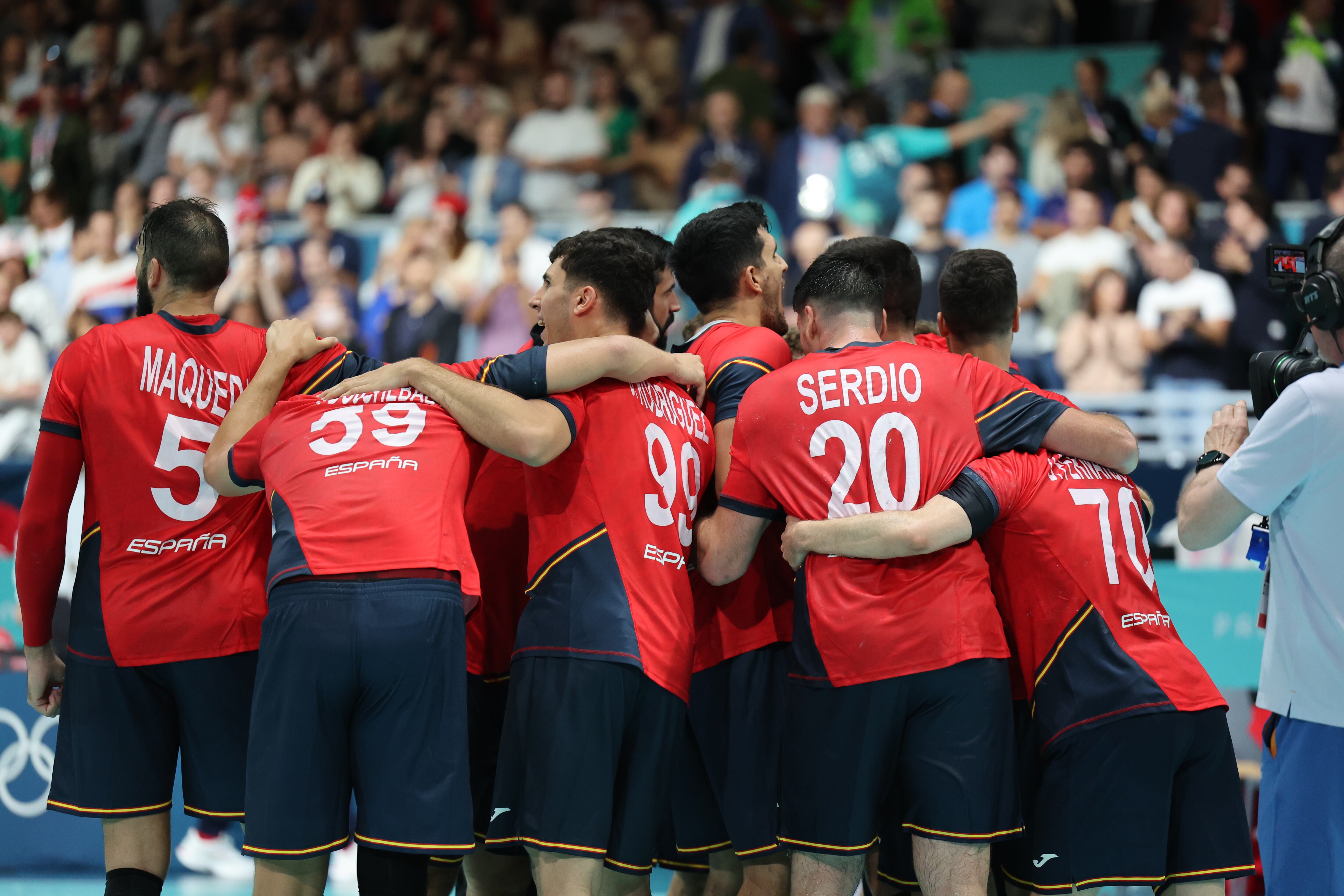 PARÍS, 27/07/2024.- La selección española de balonmano celebra su victoria al finalizar el partido de balonmano entre España y Eslovenia en la fase preliminar de los Juegos Olímpicos París 2024, este sábado, en París, Francia. EFE/ Miguel Gutiérrez
