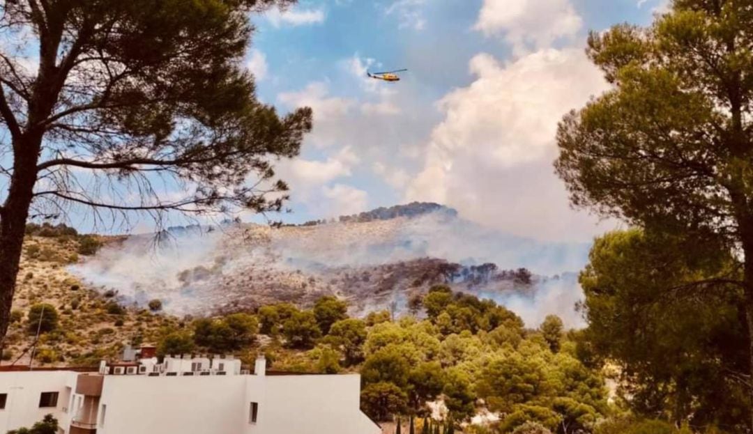 Medios del INFOCA trabajan en el incendio declarado en el paraje El Mercadillo de Cambil.