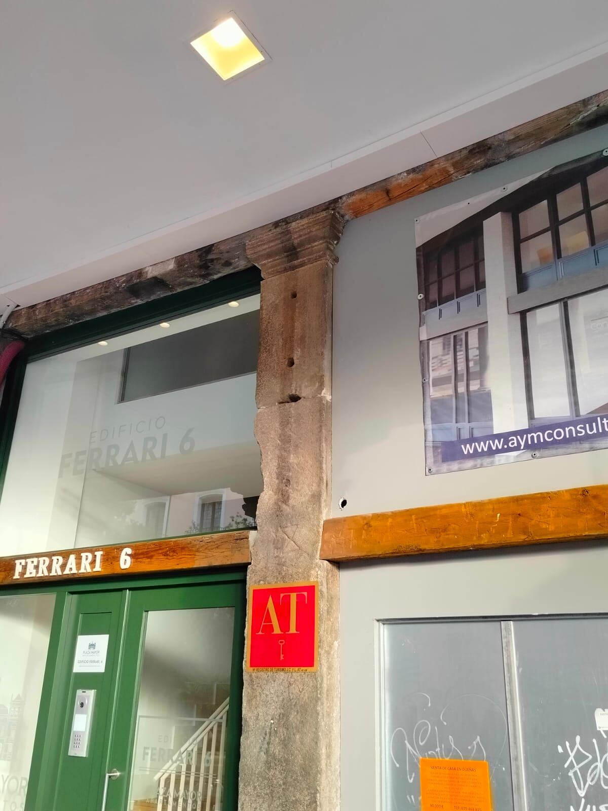 Portal de la calle Ferrari