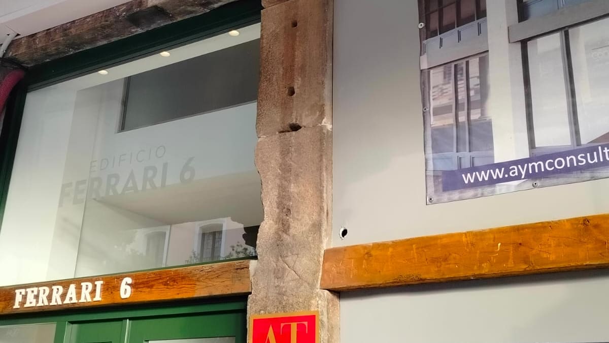 La Asociación por el Patrimonio de Valladolid advierte del desplazamiento de una pilastra en la calle Ferrari