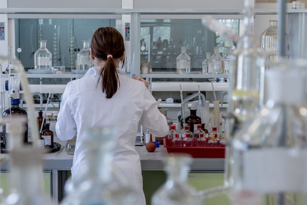 Una científica trabajando en su laboratorio