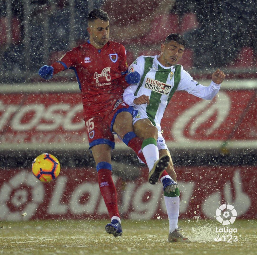 Oyarzun pugna con un rival bajo la nevada en Los Pajaritos.