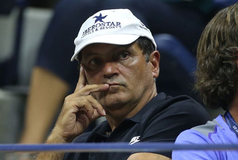 Toni Nadal pensativo durante un partido de Rafa