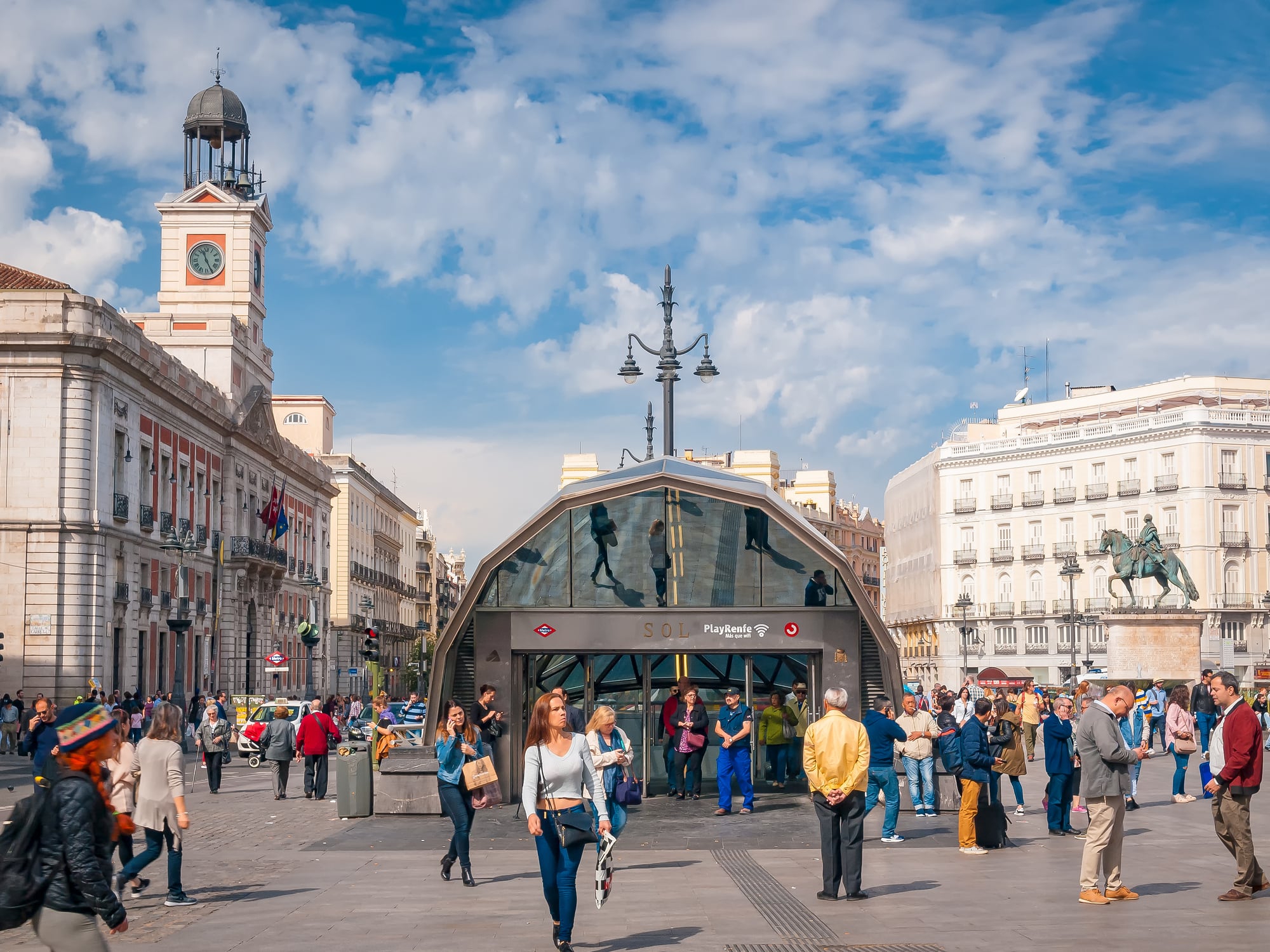 Viandantes en la Puerta del Sol, en Madrid.