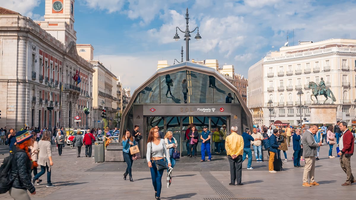 Luis García Montero: “La vida diaria es una mascota que dejamos en casa de unos parientes para tomarnos vacaciones”