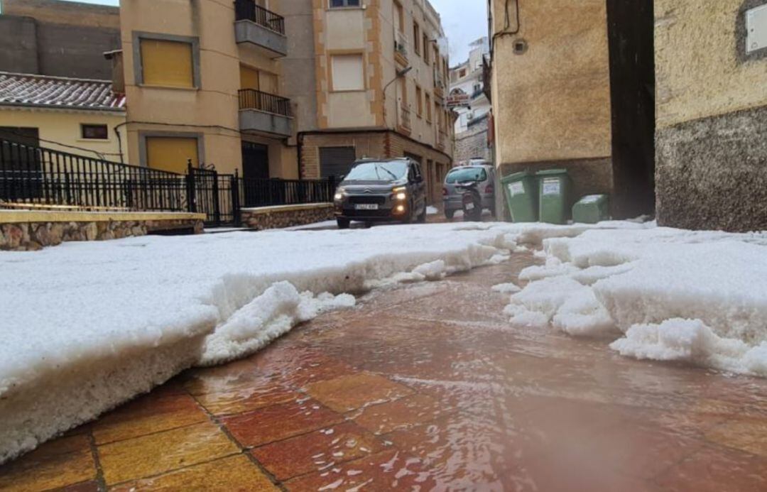 Calle de la localidad de Ayna tras la tormenta de granizo