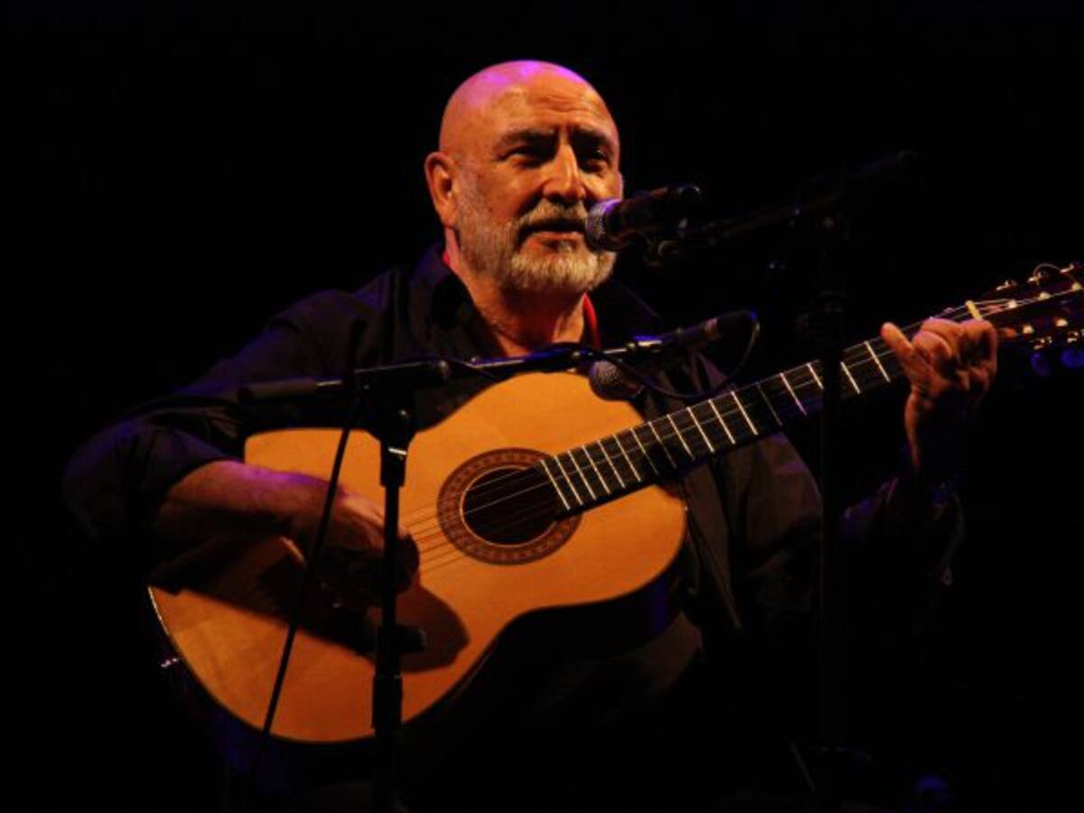 Un grup de familiars de Peret retrà homenatge al rei de la rumba a Reus