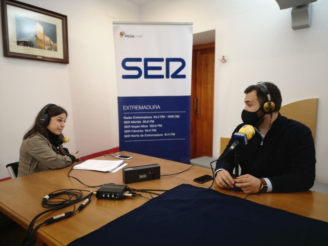 Inma Díaz con el alcalde de Cáceres Luis Salaya durante el programa Cáceres a dos pasos de tí