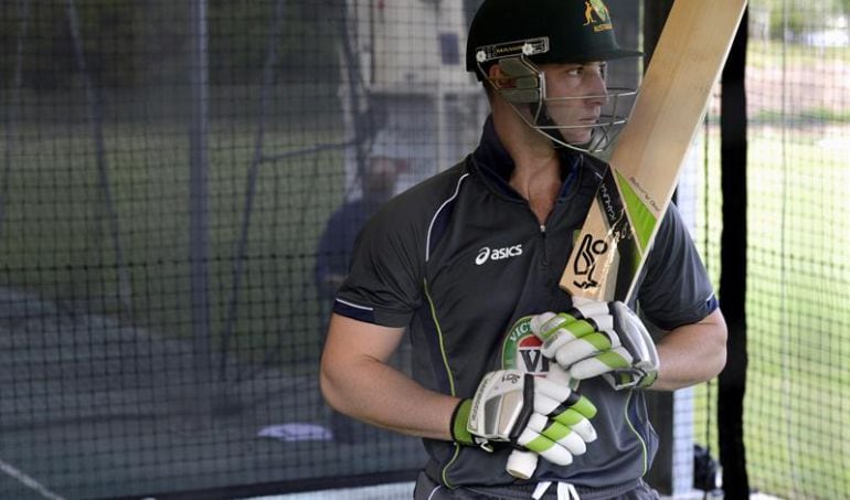 Fotografía de archivo tomada el 1 de mayo de 2013 que muestra al jugador australiano de críquet Phillip Hughes durante un entrenamiento en Brisbane (Australia)