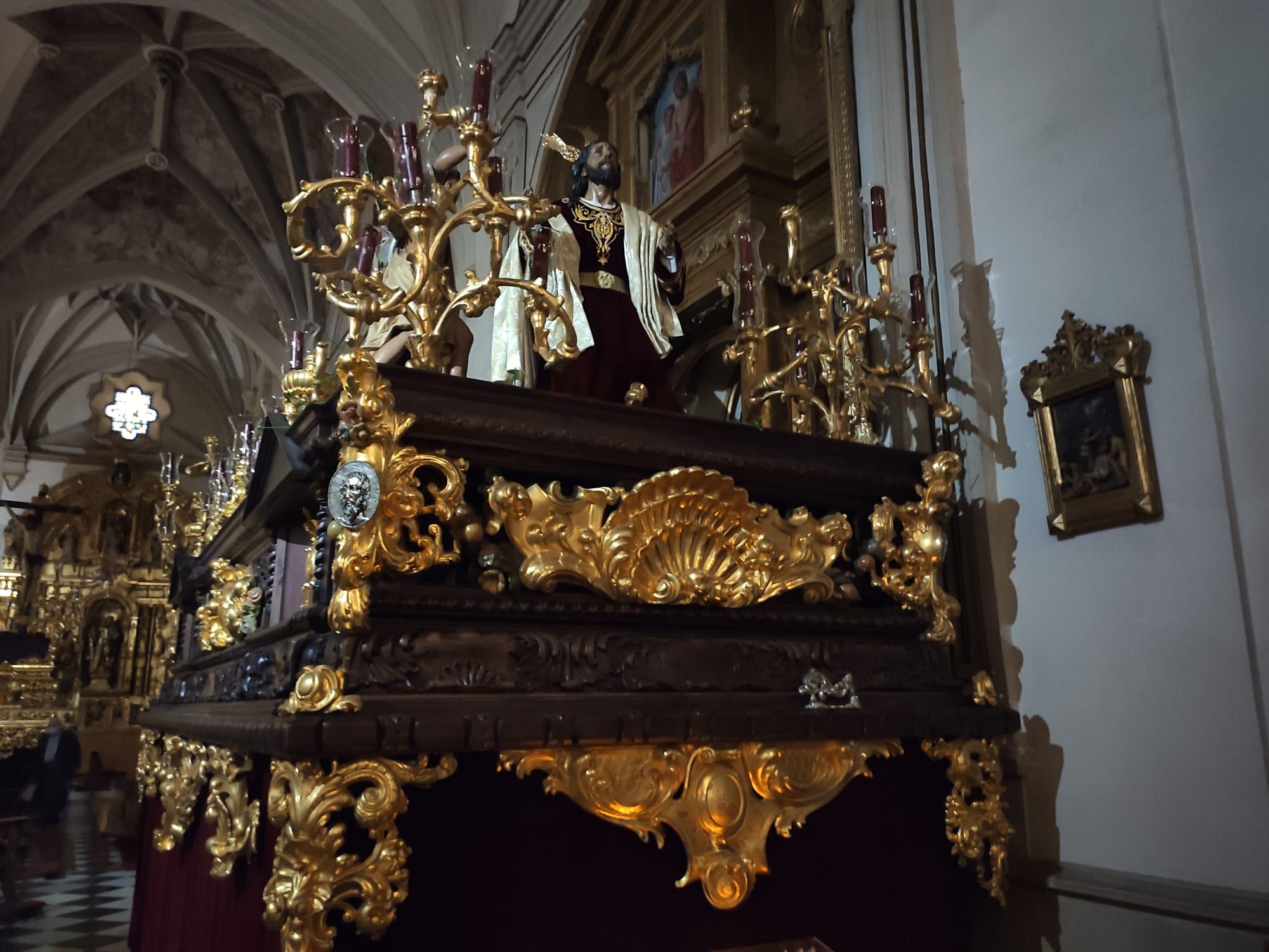 La imagen de Cristo orando en el huerto de los olivos, ya montado en su paso procesional dentro de la Basílica de San Ildefonso