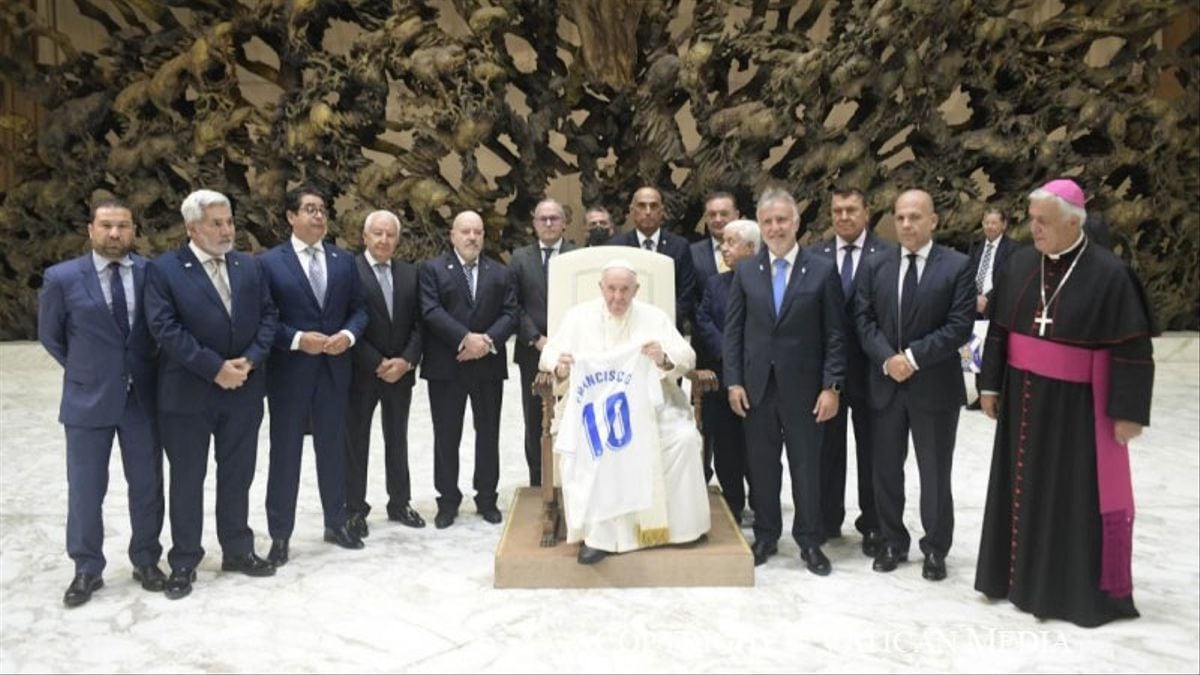 Una delegación de autoridades y el Club Deportivo Tenerife visitó el Vaticano con motivo del centenario