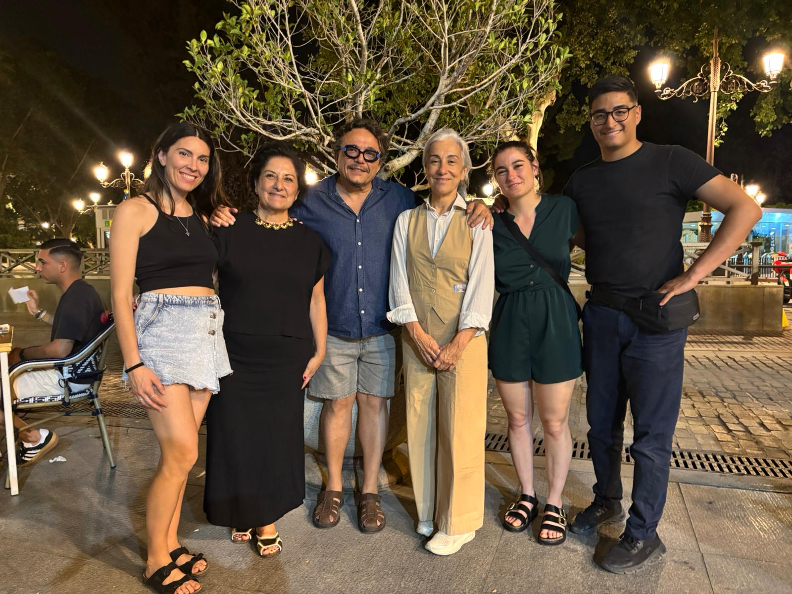 El equipo Arte por arte Producciones junto a las sobrinas de Victoria Kent.