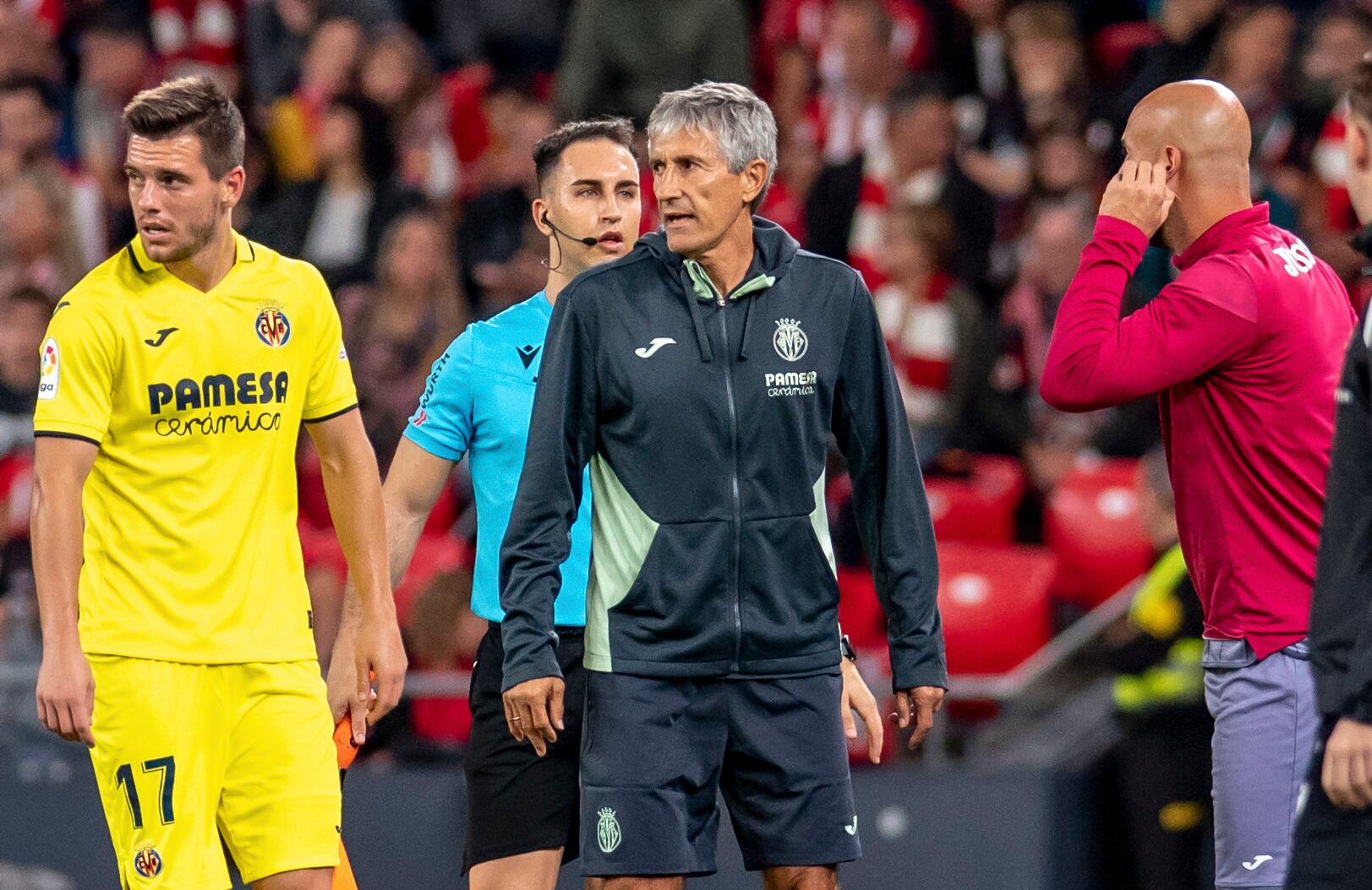 GRAF3279. BILBAO, 30/10/2022.- El entrenador del Villarreal, Quique Setién (c), durante el partido de Liga en Primera División ante el Athletic Club que disputan este domingo en el estadio de San Mamés, en Bilbao. EFE/Javier Zorrilla
