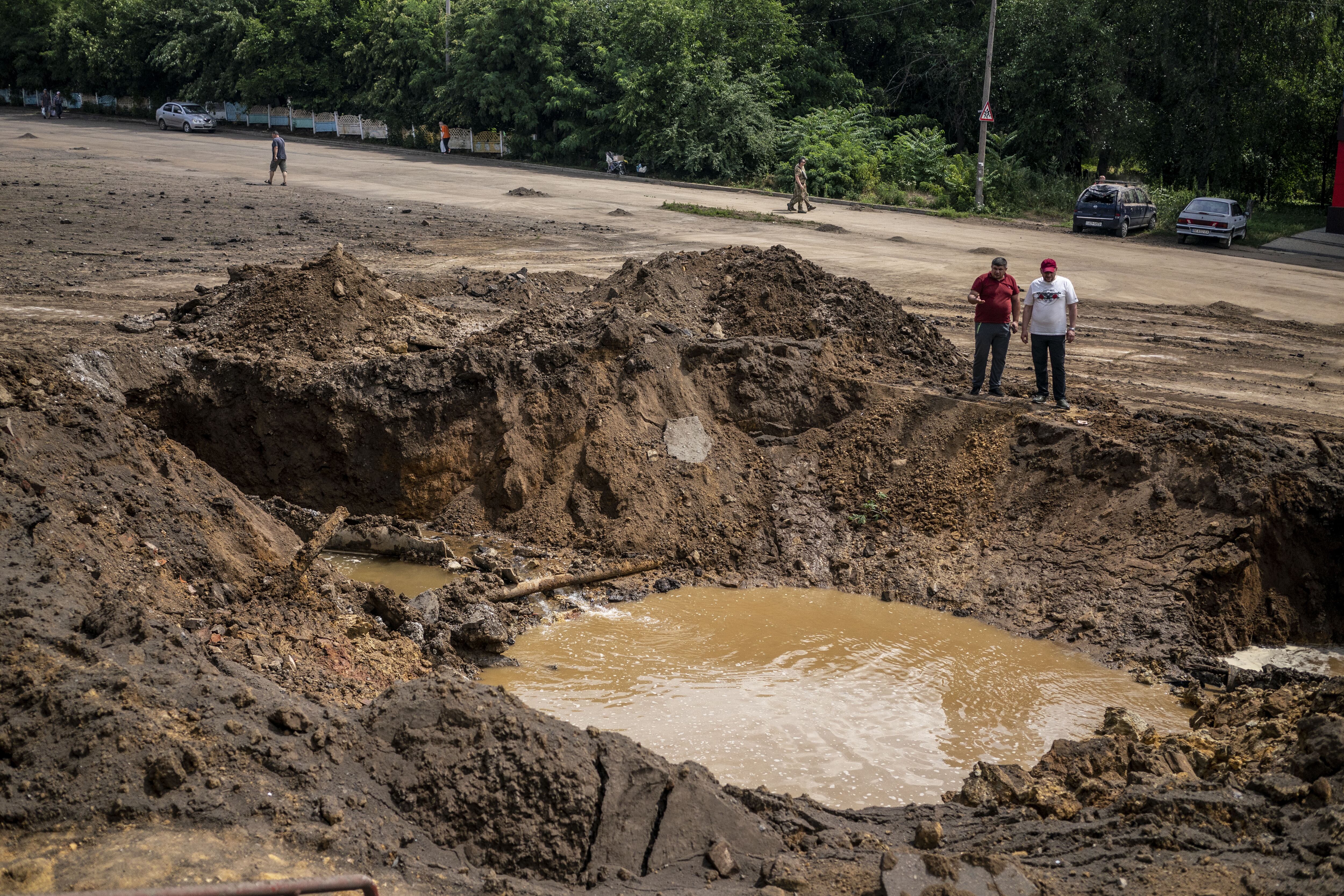 Imagen del cráter que dejó el proyectil que impactó en el mercado de Kostiantinivka (Donetsk)