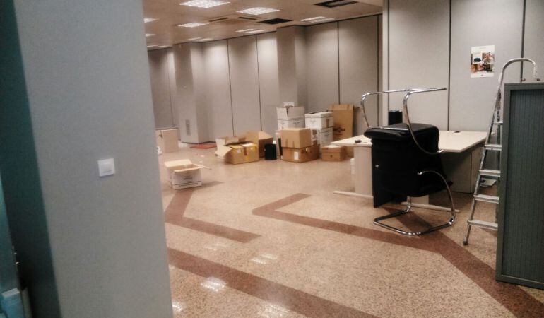 Aspecto del interior de las oficinas de La Caixa en Villasís con las cajas ya amontonadas