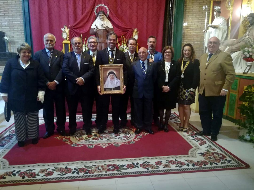 David Delgado, en el centro, acompañado por hermanos mayores y miembros de juntas de gobierno de las cofradías algecireñas.