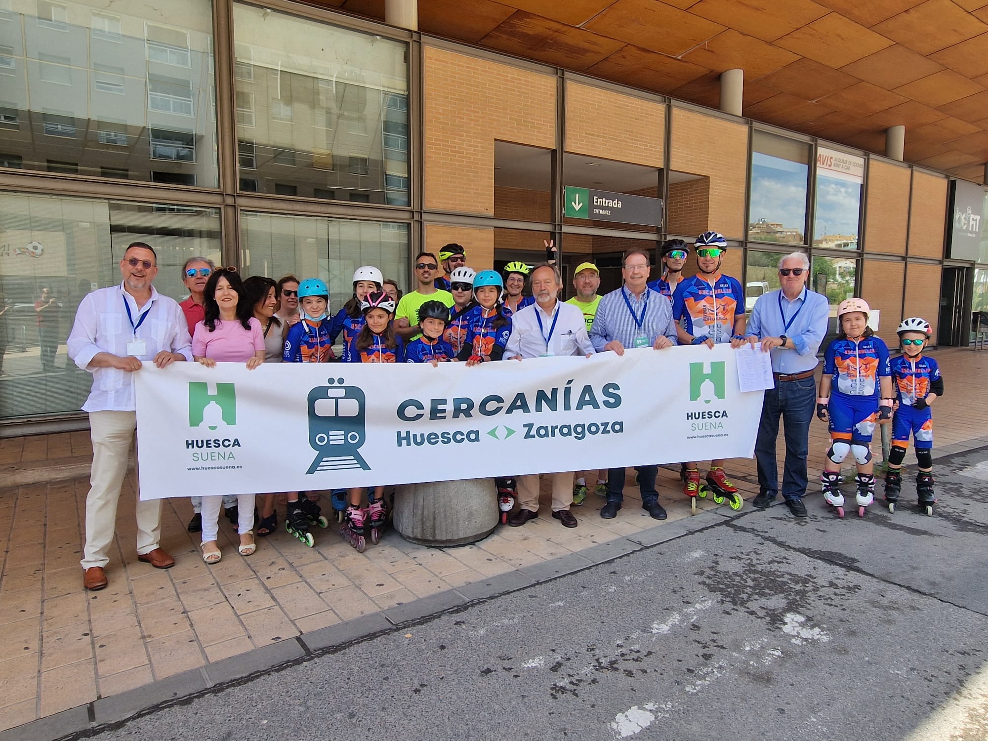 Concentración de Huesca suena, hace unos años, pidiendo un tren entre Huesca y Zaragoza con buenos horarios