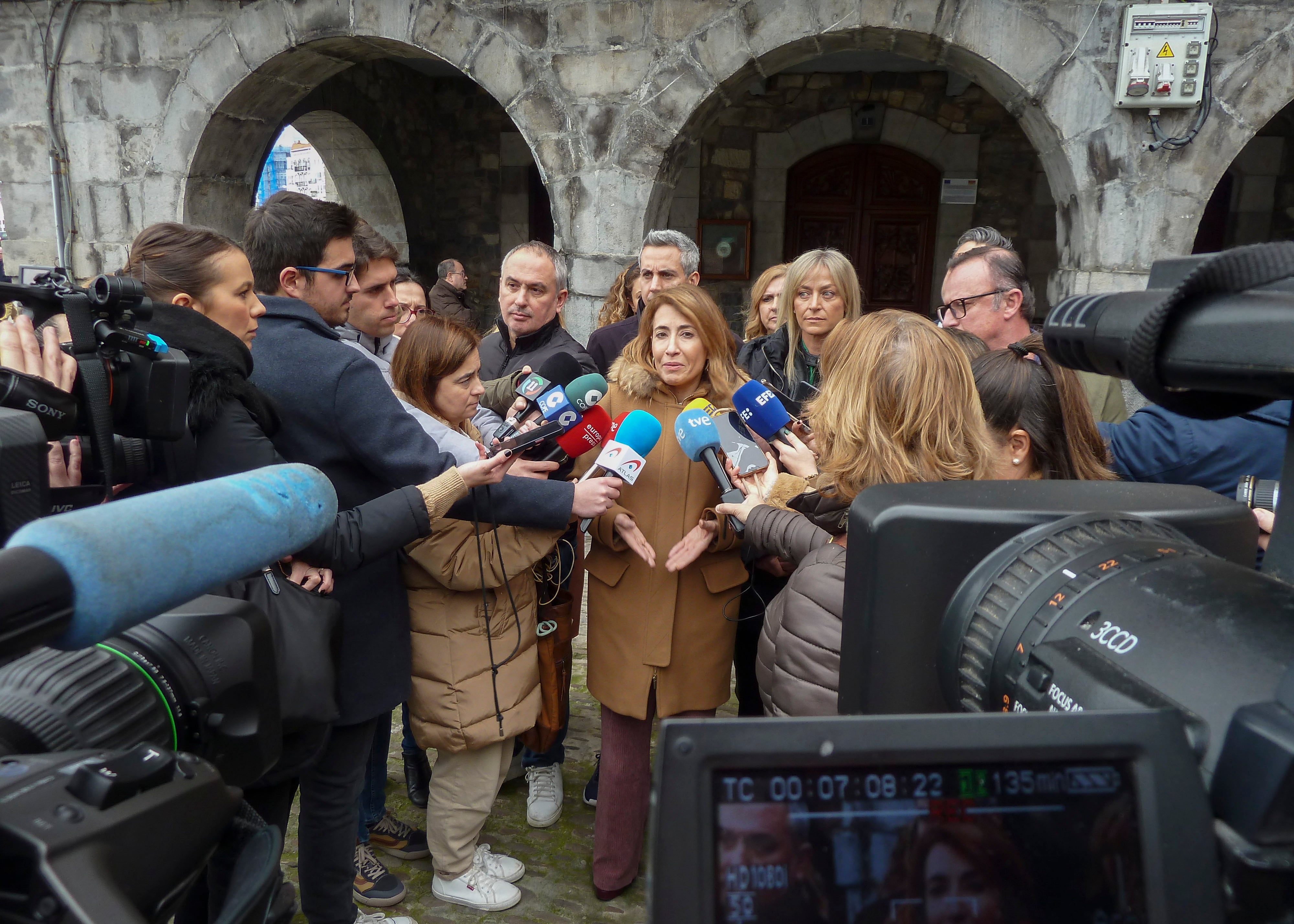 GRAF8108. CASTRO URDIALES (CANTABRIA), 04/02/2023.- La ministra de Transportes, Raquel Sánchez, pide perdón en la Plaza del Ayuntamiento de Castro Urdiales. EFE/Miguel Ramos