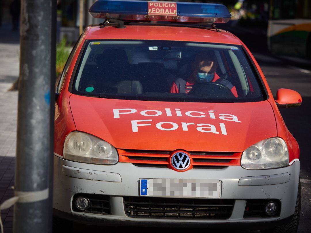 Un coche de la Policía Foral patrulla las calles en Pamplona