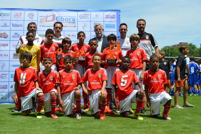 Benfica, campeón alevin con el alcalde de Talavera, Jaime Ramos