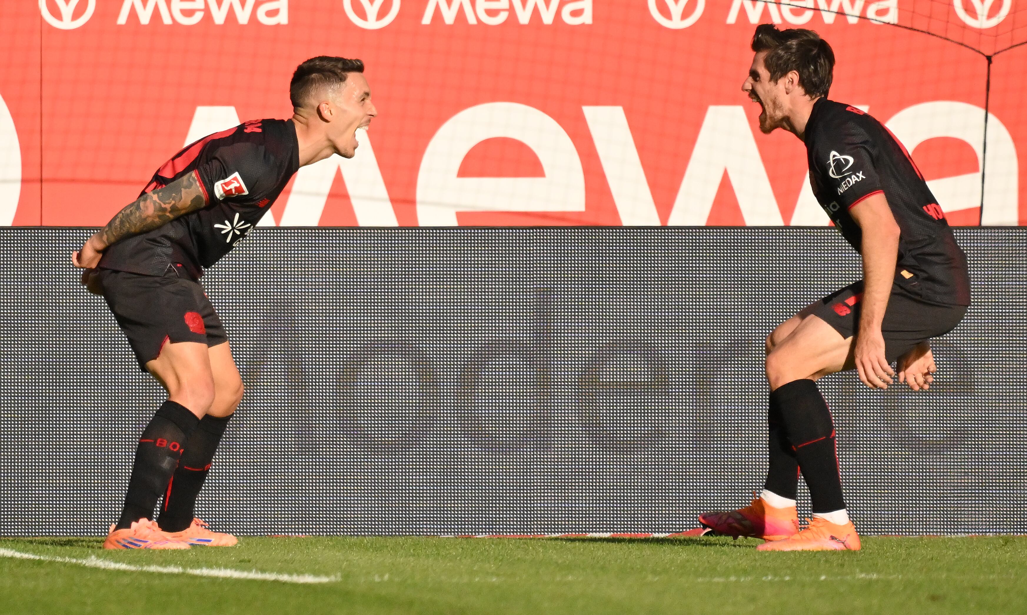 Grimaldo celebra un gol contra el Mainz