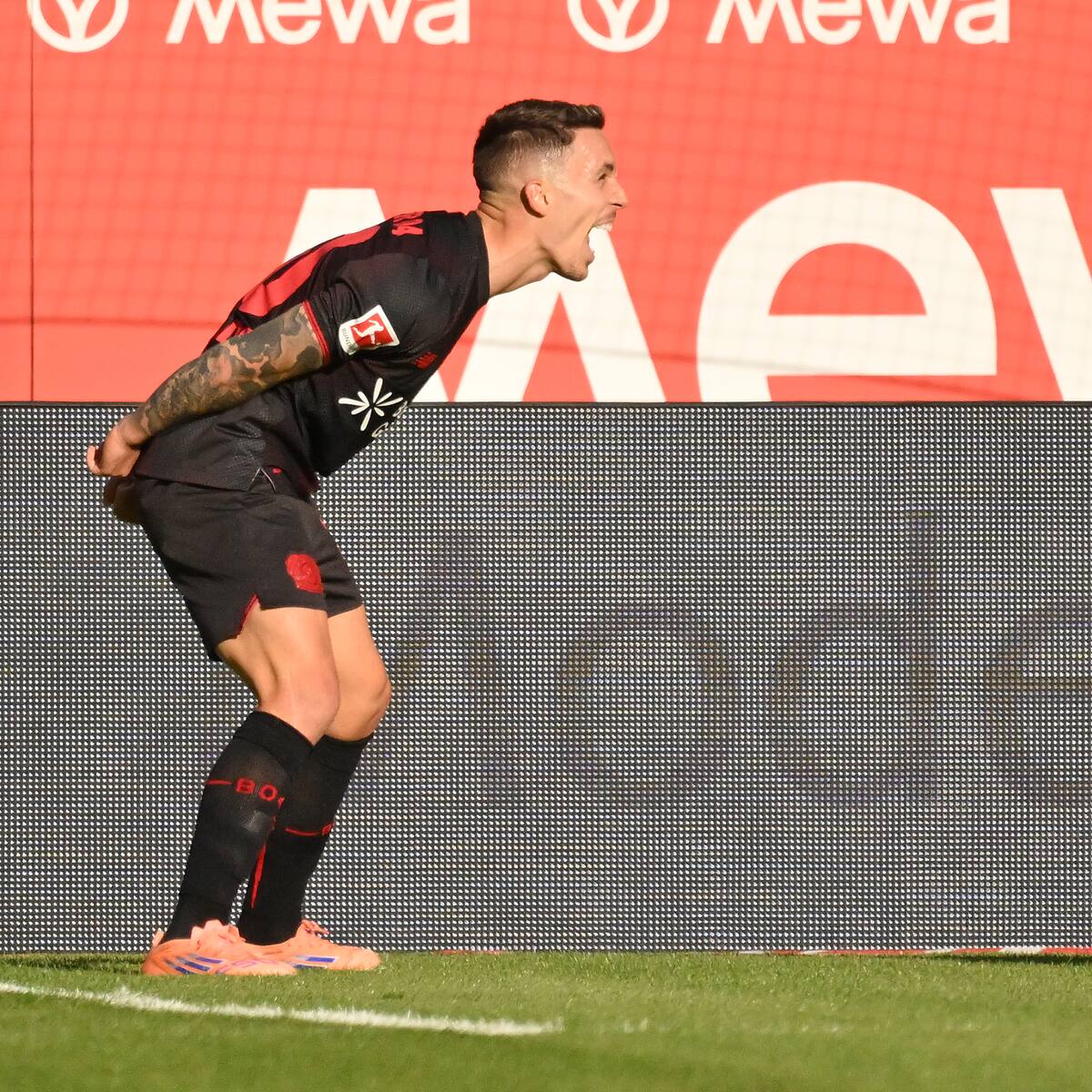 Grimaldo sigue ensalzando su olfato goleador