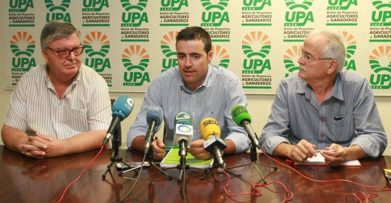 El secretario provincial de la Unión de Pequeños Agricultores, Cristóbal Cano, (centro) en la rueda de prensa de este lunes.