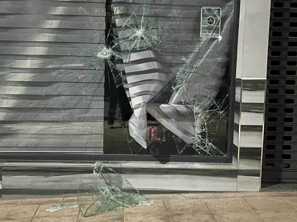 Desperfectos causados en el escaparate del negocio por los ladrones.