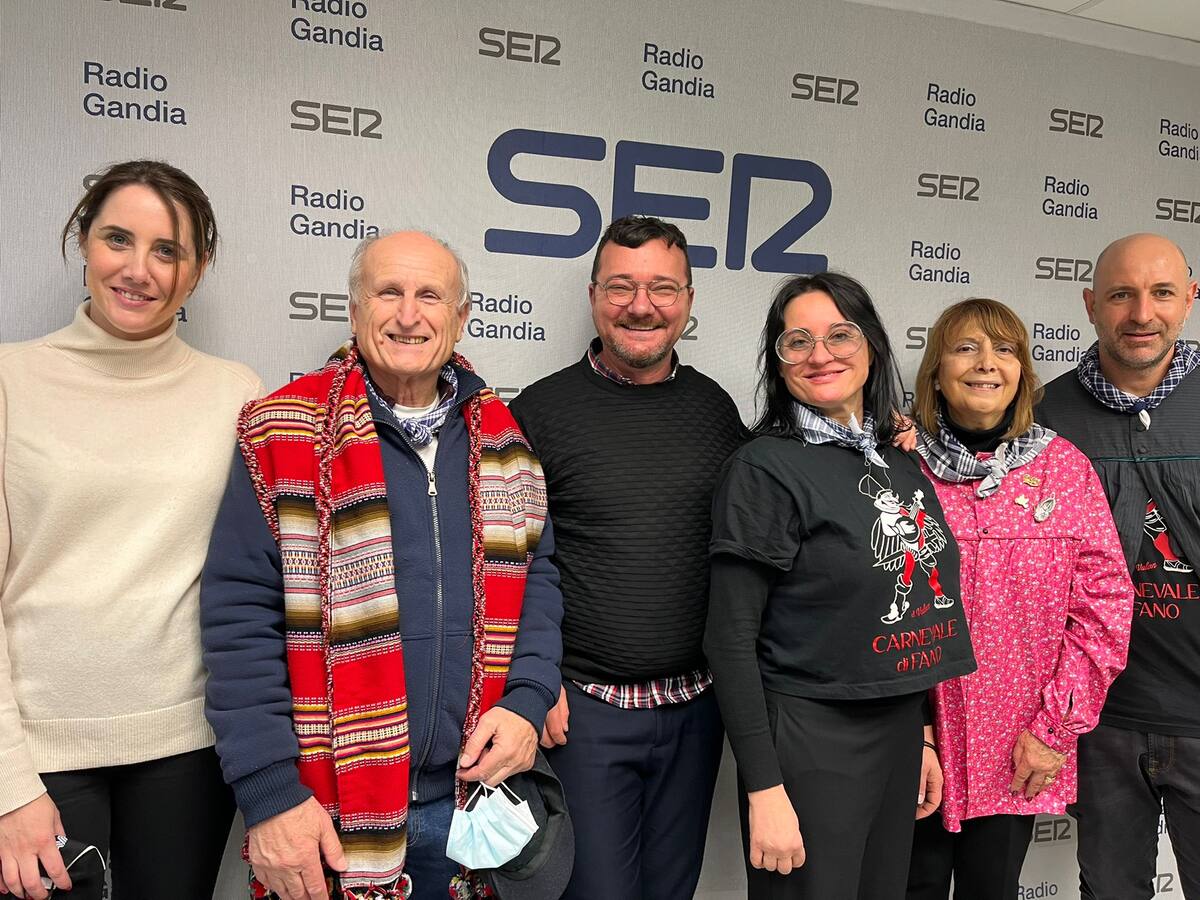 Una delegación de la ciudad italiana de Fano descubre la fiesta fallera de Gandia