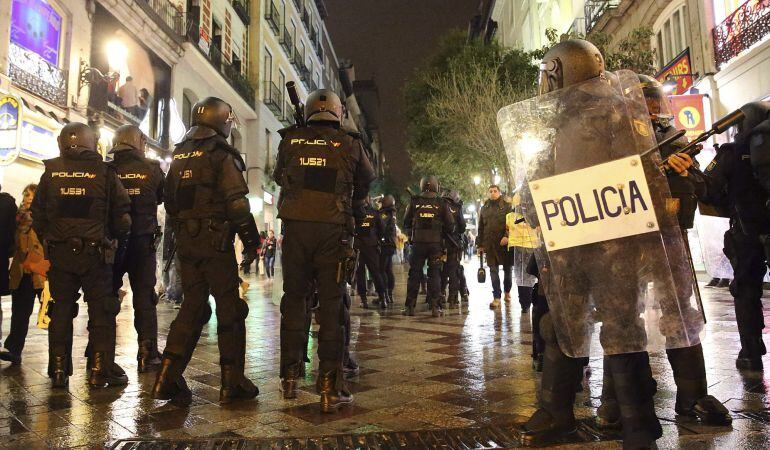 Despliegue policial en la calle Montera ante los destrozos que varios integrantes de grupos radicales han realizado al término de las Marchas por la Dignidad.