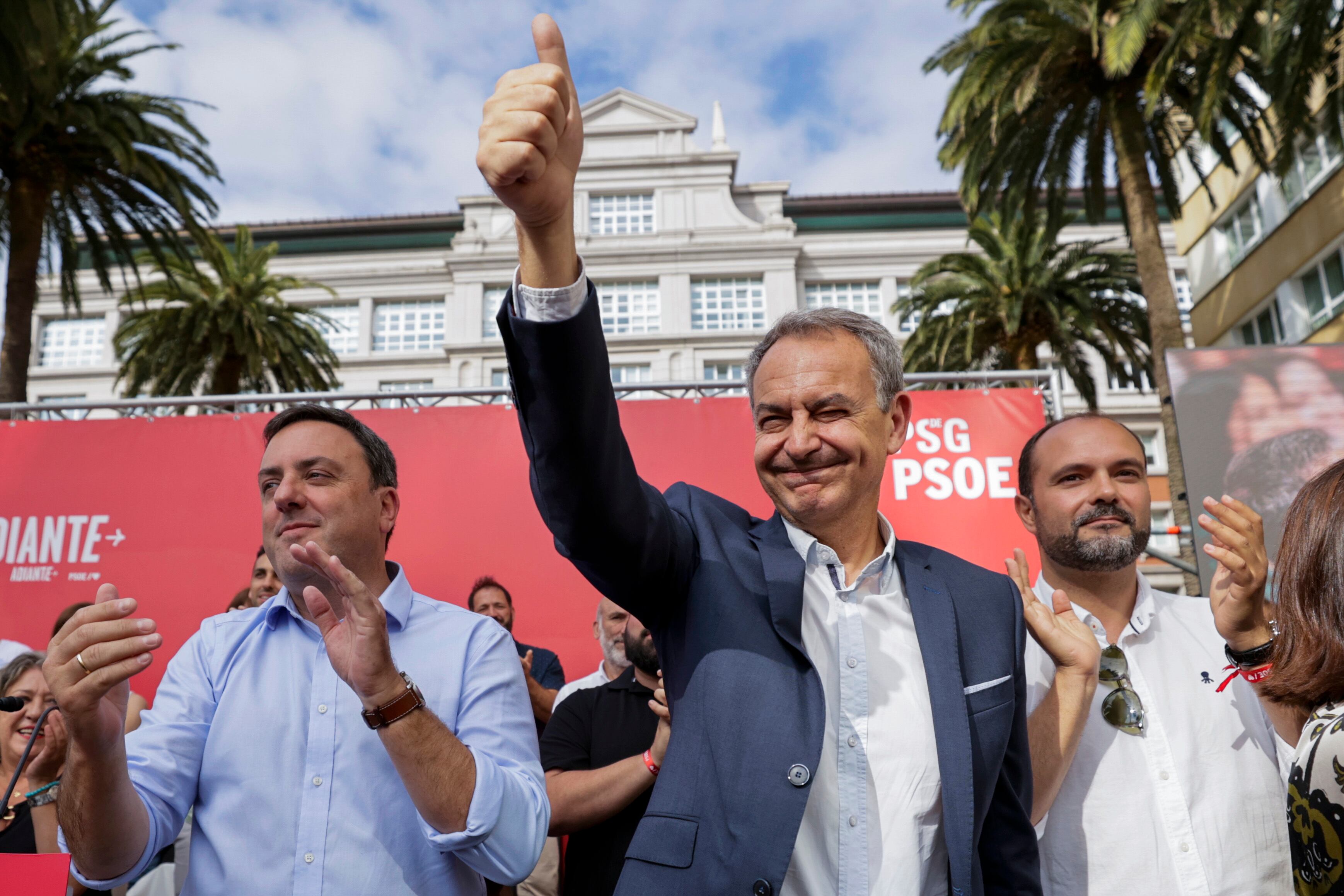 A CORUÑA, 18/07/2023.- El expresidente del Gobierno José Luis Rodríguez Zapatero (c) junto al presidente de la Diputación coruñesa, Valentín González Formoso (i), este martes en un mitin de campaña en A Coruña. EFE/Cabalar
